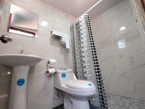 Een douche, een haardroger, handdoeken, zeep