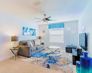 Een smart-tv, tafelvoetbal en een kantoor