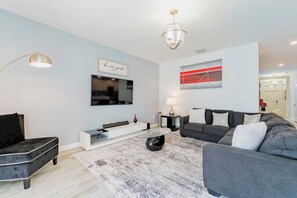 Een smart-tv, tafelvoetbal en een kantoor