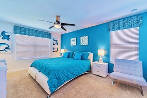 6 slaapkamers, een bureau, een strijkplank/strijkijzer, reisbedje