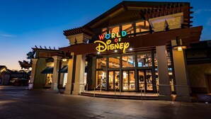 Das Gebäude der World of Disney im Dämmerlicht.