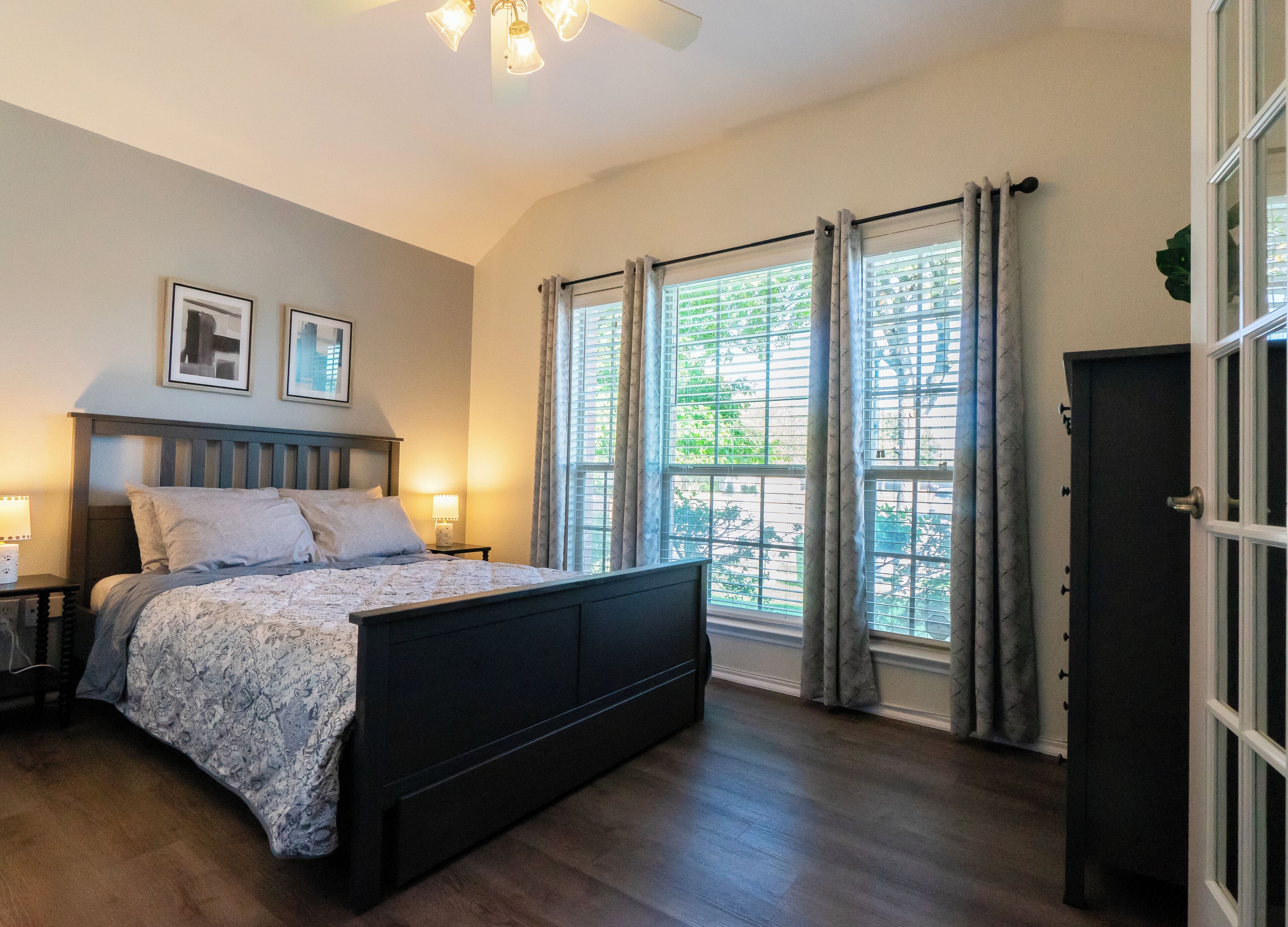 4 bedrooms, desk, iron/ironing board, travel crib