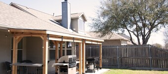 Serene 4-bedroom house with BBQ, 5-TVs in McKinney facing Park & Pond sleep 12