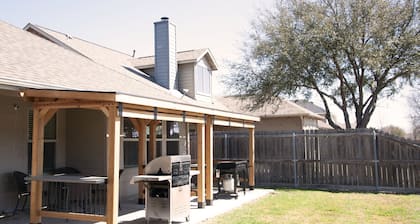 Serene 4-bedroom house with BBQ, 5-TVs in McKinney facing Park & Pond sleep 12