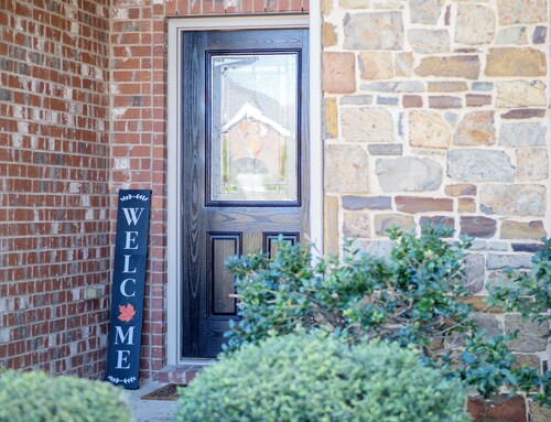 Serene 4-bedroom house with BBQ, 5-TVs in McKinney facing Park & Pond sleep 12