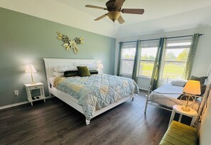 4 makuuhuonetta, työpöytä, silitysrauta/-lauta, vauvan matkasänky