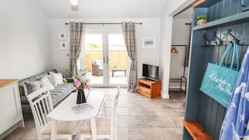 Cabin | Living area | TV