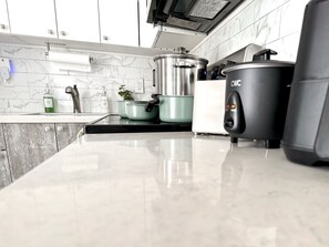 Fridge, microwave, oven, stovetop