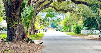 Safe, private & peaceful 10 mins from FLL beach, cozy 1bd cottage.