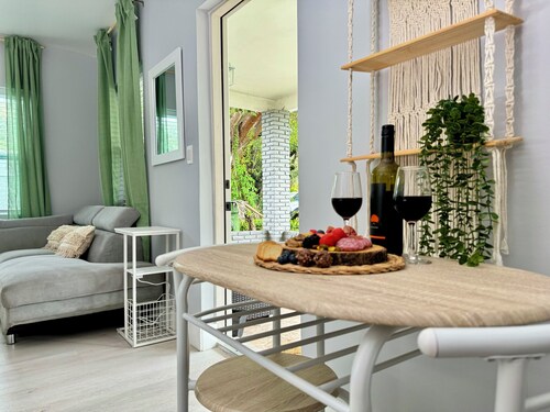 Safe, private & peaceful 10 mins from FLL beach, cozy 1bd cottage. 