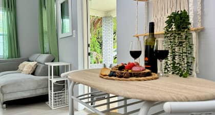 Safe, private & peaceful 10 mins from FLL beach, cozy 1bd cottage.