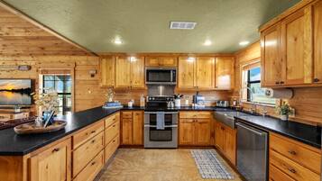 Coffee/tea maker, fridge, microwave, oven