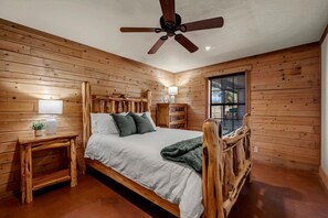 4 bedrooms, desk, WiFi