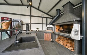 Frigorifero, forno, piano cottura, lavastoviglie