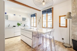 Een koelkast, een microgolfoven, een oven, een vaatwasser