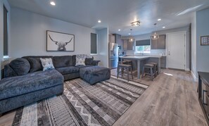 Smart TV - -:- Howdy Hideaway -:- Modern New Construction - 4BR+  (Cody)