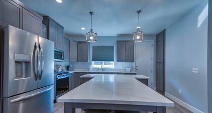 -:- Howdy Hideaway -:- Modern New Construction - 4BR+