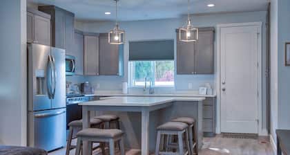 -:- Howdy Hideaway -:- Modern New Construction - 4BR+