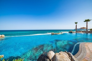 Utendørsbasseng og et oppvarmet basseng