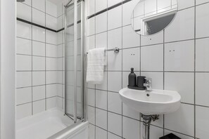 Sèche-cheveux, serviettes fournies, savon, papier toilette