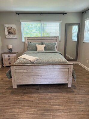 1 bedroom, desk, iron/ironing board, WiFi - Centrally Located. Montrose, Downtown, and Midtown. Free Covered Parking (Houston)