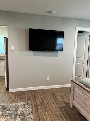 1 bedroom, desk, iron/ironing board, WiFi - Centrally Located. Montrose, Downtown, and Midtown. Free Covered Parking (Houston)