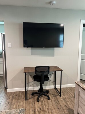 Interior - Centrally Located. Montrose, Downtown, and Midtown. Free Covered Parking (Houston)