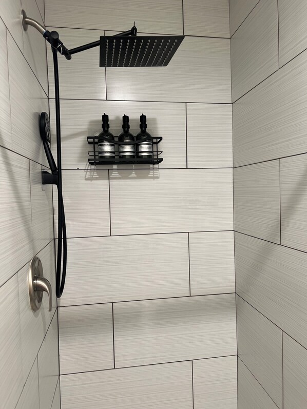 Douche, séchoir à cheveux, serviettes fournies, savon
