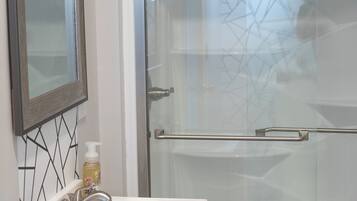 Douche, séchoir à cheveux, serviettes fournies, savon