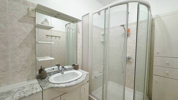 SĂšche-cheveux, serviettes fournies, savon, shampoing