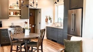 Coffee/tea maker, fridge, microwave, oven - Luxe 1br Cottage - Mtn Views! "Cedar" (Columbia Falls)