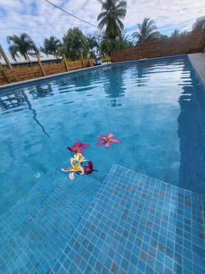 Una piscina al aire libre