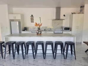 ثلاجة، ميكروويف، فرن، موقد طهي مسطح