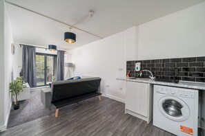 Interior - 3bed apt by Canning Town stn, 10 mins to Canary Wharf, O2, Excel, & City Airport (London)