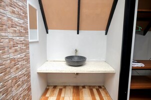 Deluxe Double Room, Garden View | Bathroom