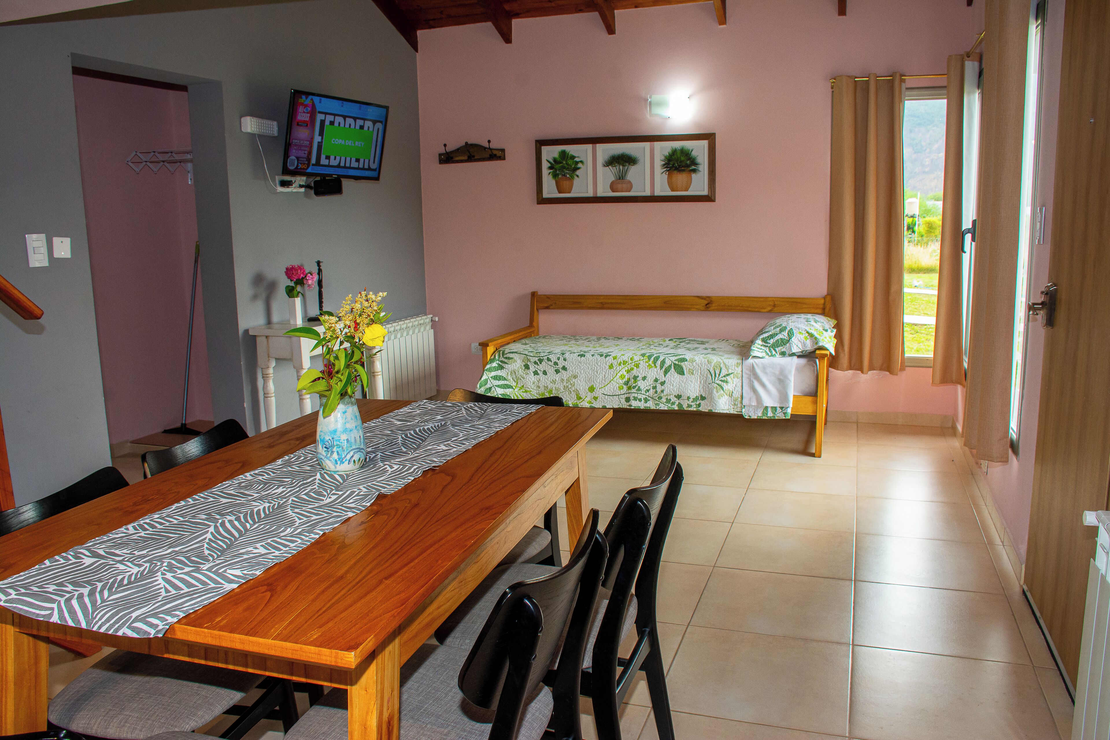 Cabane Confort, vue colline | Coin séjour | Télévision à écran plat