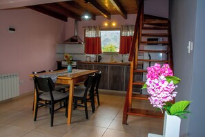 Cabaña Confort, vistas a la colina | Cocina privada | Frigorífico grande, microondas, horno y placa de cocina