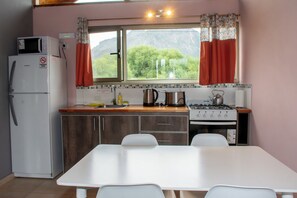 Frigorífico grande, microondas, horno y placa de cocina
