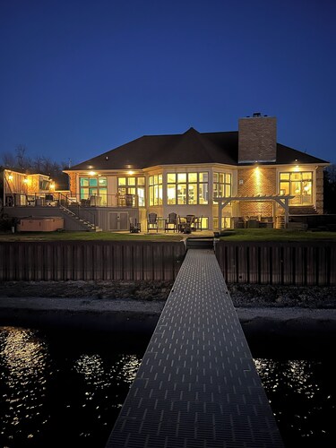  Waterfront Luxury Home 30 minutes from Green Bay and Lambeau Field!