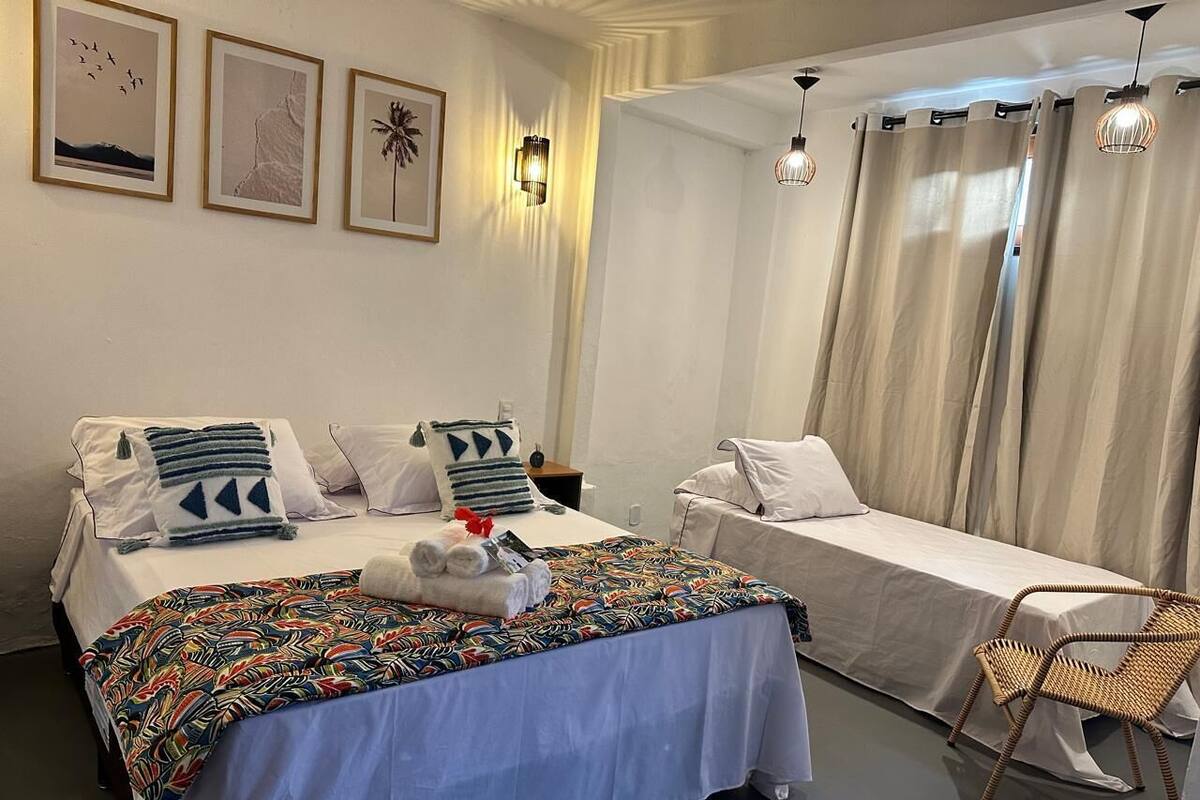 Värdeförvaringsskåp på rummet och arbetsyta för laptop