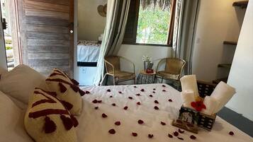 Kahden hengen deluxe-huone | Tallelokero huoneessa, kannettavalle tietokoneelle sopiva työtila