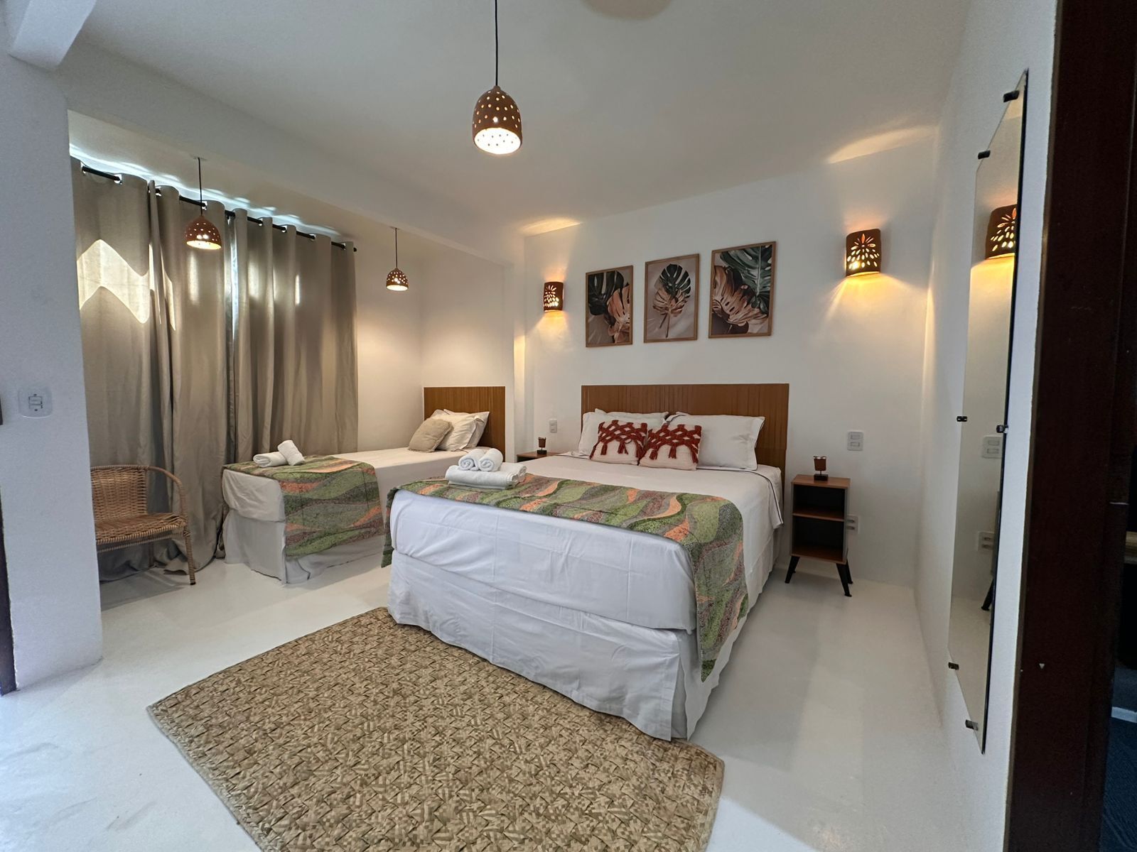 Classic-værelse til 3 personer | Pengeskab på værelset, arbejdsområde til bærbare computere