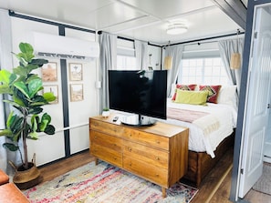 2 bedrooms, bed sheets - Pet friendly Studio BoxHouse in Pecos: Queen bed with Twin over Full Bunk Beds (Pecos)