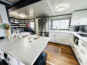 Kjøleskap, mikrobølgeovn, kaffetrakter/tekoker og brødrister