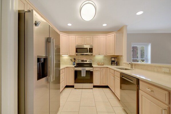 Køleskab, mikrobølgeovn, ovn, kogeplade