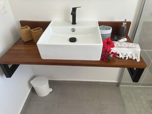 Douche, sèche-cheveux, serviettes fournies, papier toilette