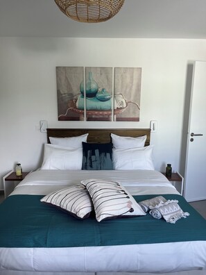 1 chambre, bureau, fer et planche à repasser, lit parapluie