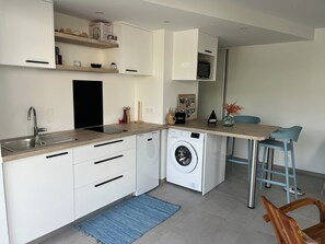 Fridge, microwave, oven, stovetop - Charming apartment in Le Moule, 5-minute walk from cove and coastline (Le moule)