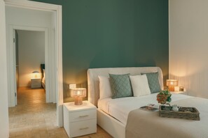 A bedroom with a bed, bedside tables, lamps, and a nightstand. - Rafael Green Home - MyHomeinComo (Como)