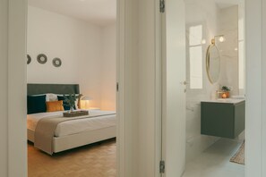 A bedroom with a bed, bedside table, lamp, and wall decorations. - Rafael Green Home - MyHomeinComo (Como)